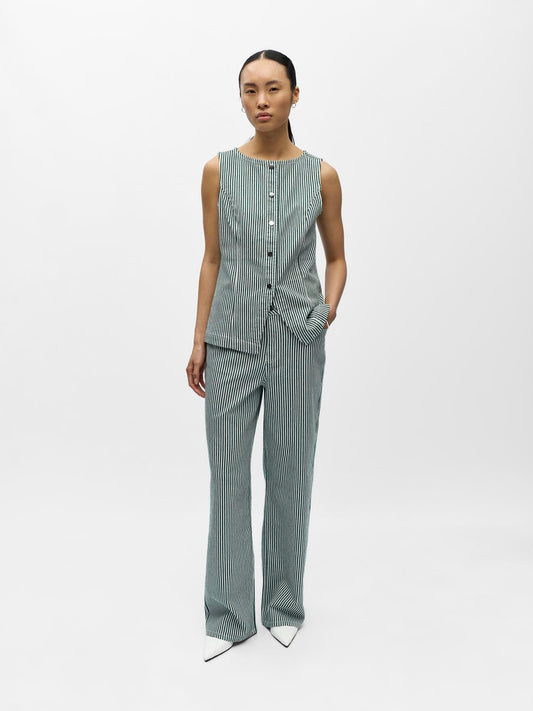 model_shot-front_full