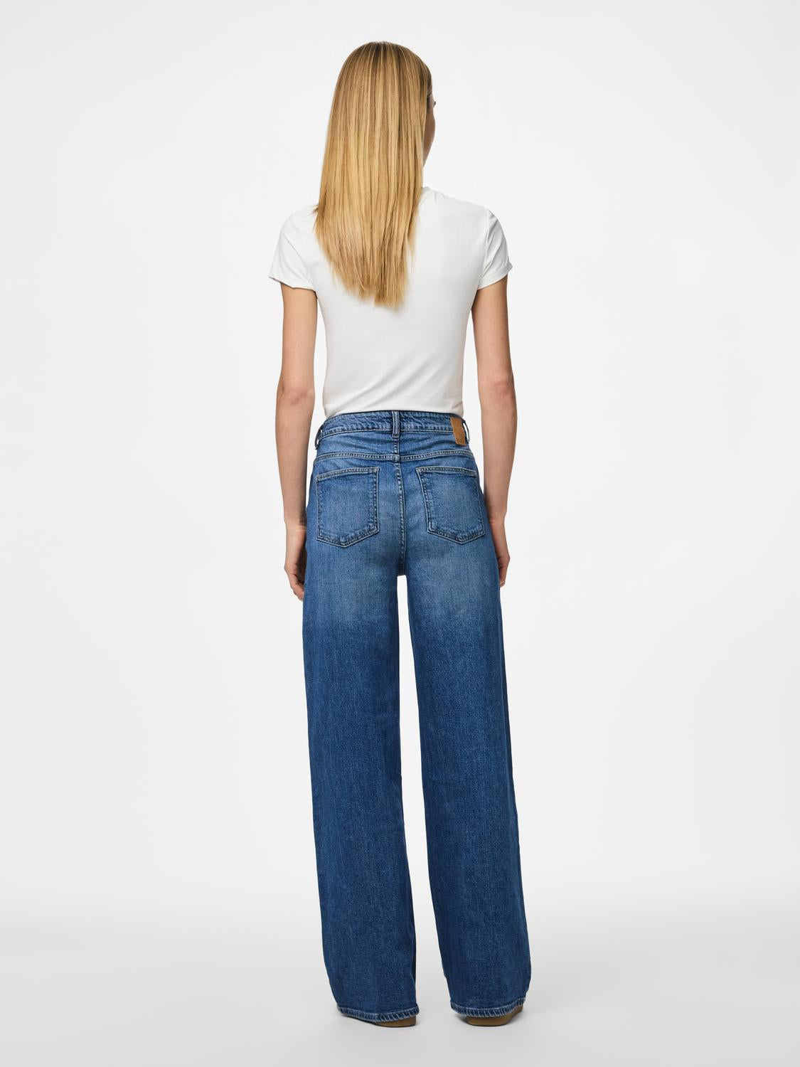 model_shot-back
