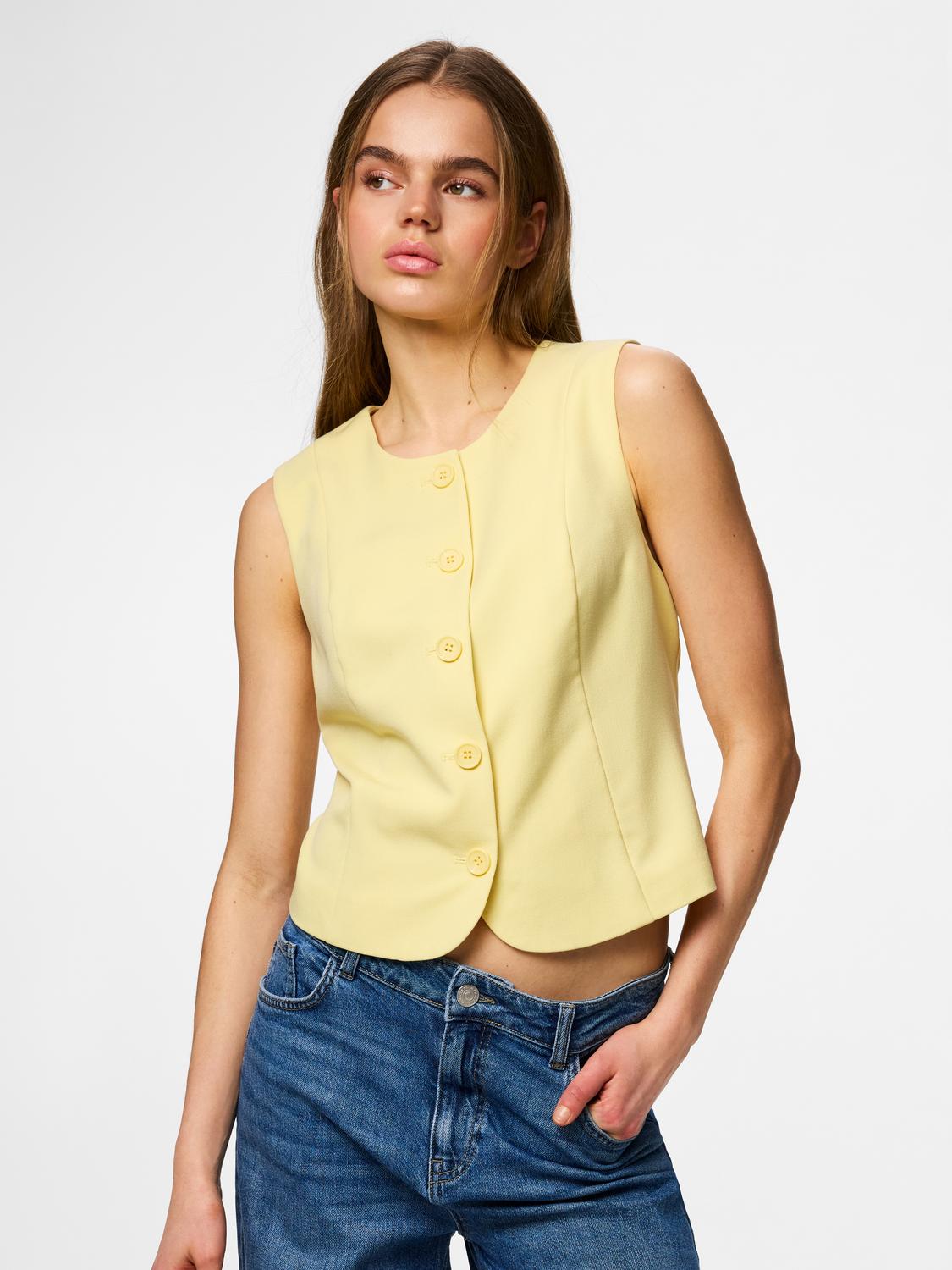 model_shot-front