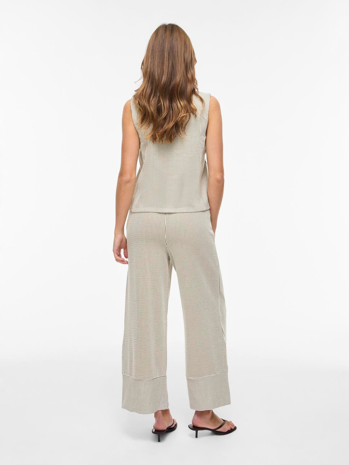 model_shot-back