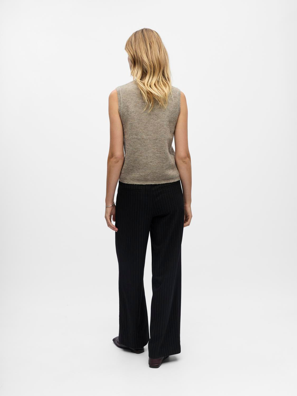 model_shot-back