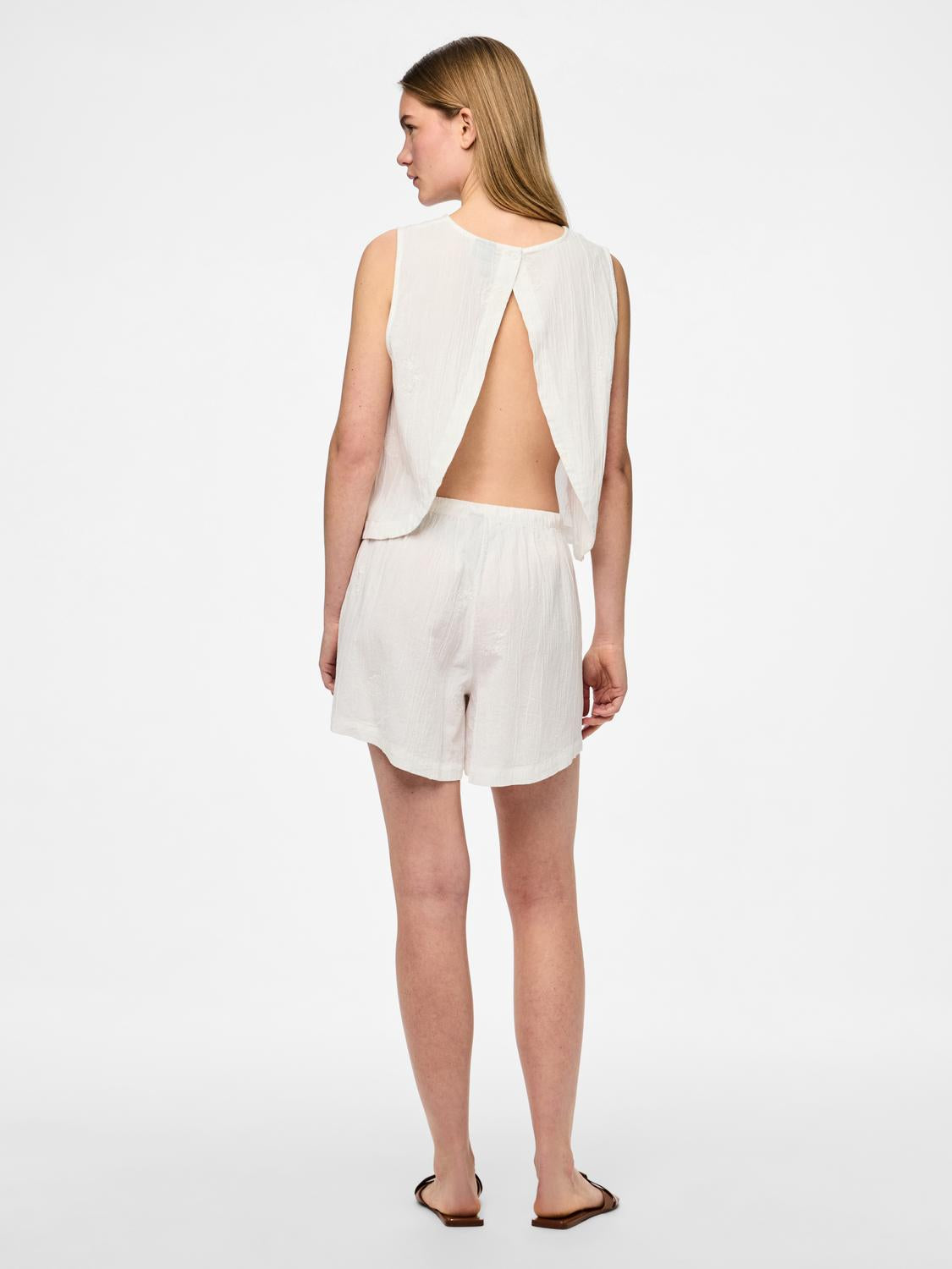 model_shot-back