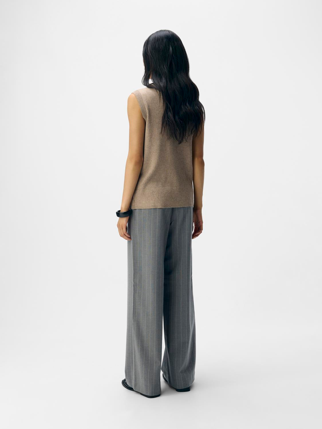 model_shot-back